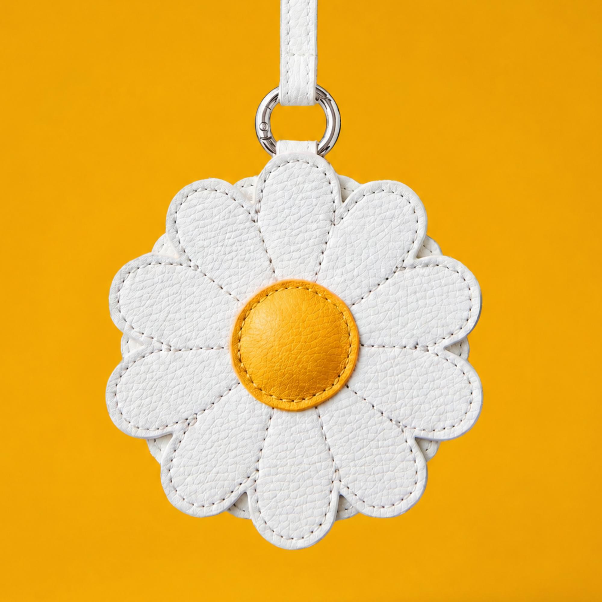 DAISY BAG CHARM
